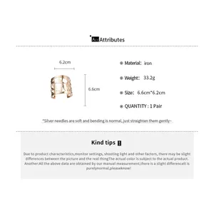 Gedetailleerde weergave van een roségouden geometrische armband met maat- en specificaties