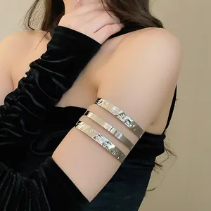 Detailopname van de gerimpelde textuur van een zilveren meerlaagse open armring op een model