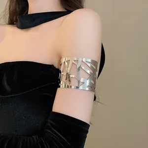 Detailopname van een stijlvolle zilveren geometrische uitgesneden armring op een model