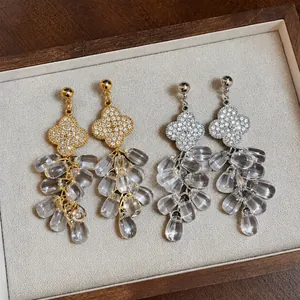 Pendientes de trébol bañados en oro de 18k con borlas de gotas de cristal