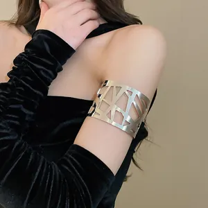 Detailopname van zilveren holle geometrische armmanchet op zwarte fluwelen mouw