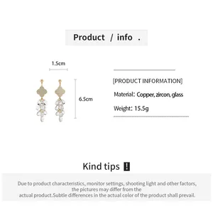 Dimensiones detalladas e info de material para pendientes de borla bañados en oro de 18k.