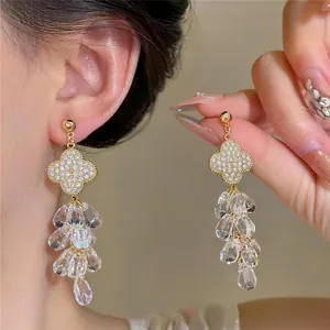Elegantes pendientes de borla bañados en oro de 18k con trébol y gotas de cristal