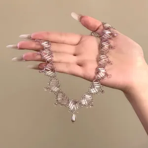 Detailansicht eines lila Perlen-Chokers mit einem feinen Tropfenperlen-Anhänger.