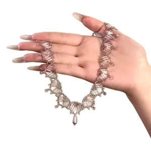 Eleganter Vintage-Halsreif aus violetten Perlen mit einem Tropfen-Perlenanhänger
