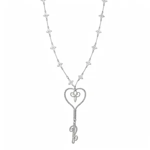 Elegante collar con colgante de llave en forma de corazón plateado y detalles florales