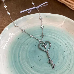 Elegante collar con colgante de llave de corazón de estilo francés tono plateado