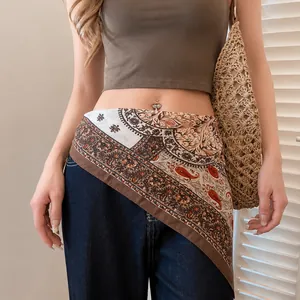 Petit foulard carré en coton et lin au motif paisley utilisé comme accessoire de taille