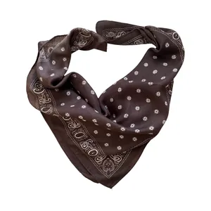 Petit foulard carré vintage avec motif cachemire pour un look chic et décontracté