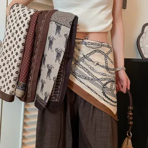 Vue détaillée de foulards carrés rétro en coton et lin portés comme accessoires de taille.