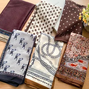 Vue de dessus de plusieurs foulards vintage pliés aux motifs rétro variés