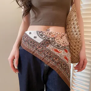 Vue détaillée d'un foulard cachemire rétro porté comme accessoire de taille bohème.
