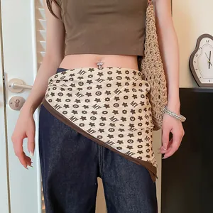 Vue détaillée d'un foulard carré vintage en coton et lin utilisé comme accessoire de taille