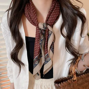 Gros plan d'un foulard carré rétro à motif cachemire avec texture coton-lin sur mannequin.
