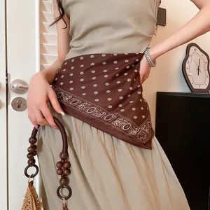 Bandana marron rétro en lin avec motifs ethniques porté comme accessoire de taille