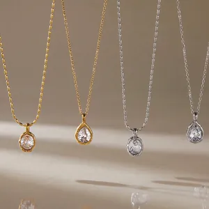 Detail von Gold und Silber Titanstahl-Halsketten mit Tropfen- und Oval-Zirkonia-Anhängern