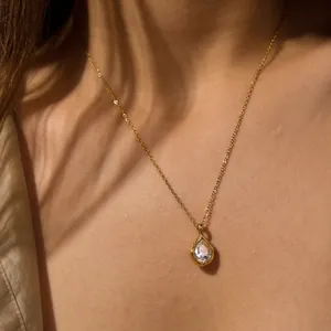 Detaillierte Ansicht einer goldenen Halskette mit Zirkonia-Anhänger in Tropfenform