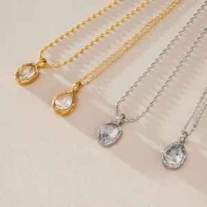 Nahaufnahme von Vintage-Halsketten aus Titanstahl mit Zirkonia-Anhängern in Gold und Silber