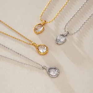 Detailansicht von Tropfen- und ovalen Zirkonia-Anhängern in Gold- und Silberschliff