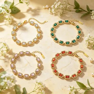 Detailweergave van luxe goudkleurige armbanden met kleurrijke rechthoekige zirkonia's