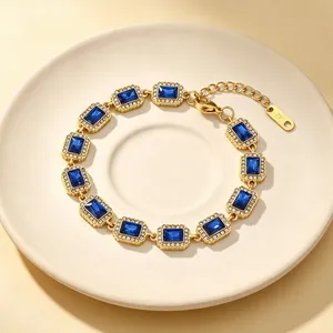 Elegante vintage goudkleurige roestvrijstalen armband met blauwe zirkonia stenen.