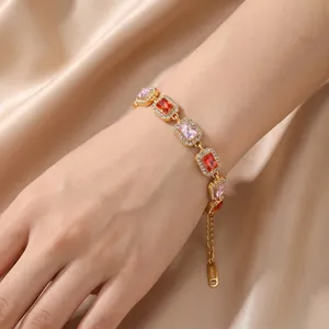 Gedetailleerd overzicht van vintage goud vergulde armband met roze en oranje zirkoon
