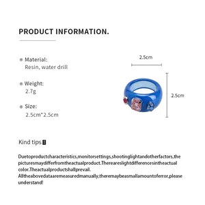 Gedetailleerde specificaties van een blauwe harsring met ingelegde kleurrijke edelstenen.