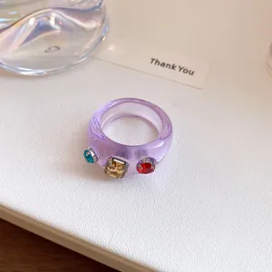 Detailopname van paarse harsring met ingebedde gekleurde strassteentjes luxe