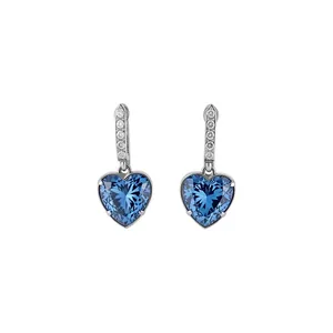 Élégantes boucles d'oreilles cœur en argent avec cristaux bleus brillants et zircons.