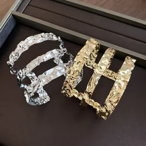 Lujoso brazalete de metal con tres capas de efecto arrugado, acabados en oro y plata