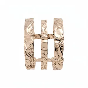 Elegante brazalete abierto de tres capas de metal con un acabado texturizado de oro rosa