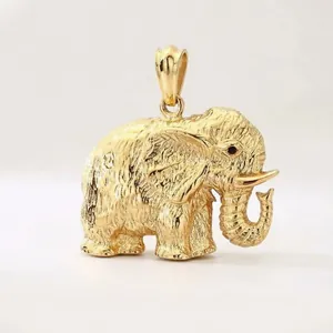 Detailweergave van een vintage 3D-reliëf gouden olifant hanger van roestvrij staal