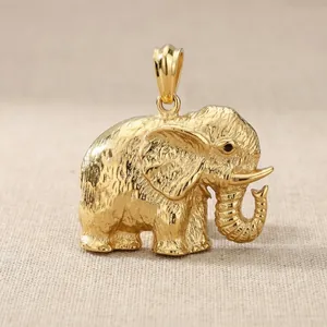 Gedetailleerd zijaanzicht van een gouden olifantshanger met 3D-reliëfstructuur.