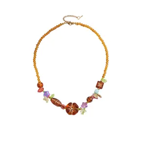 Collier vintage en perles de verre ambré avec pendentifs fleurs et feuilles acrylique