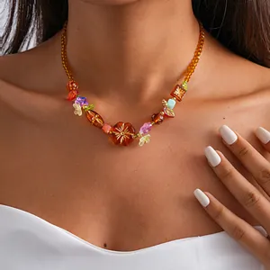 Gros plan détaillé d'un collier vintage en verre coloré avec fleurs sur un mannequin