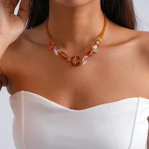 Vue rapprochée d'un collier vintage en verre ambré et fleurs en acrylique sur un mannequin