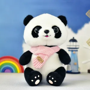 Schattige pluche pandapop met een roze gebreide sjaal, zacht knuffeldier voor kinderen