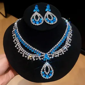 Elegante luxe sieradenset met blauwe waterdruppelstenen en zilveren strass-steentjes