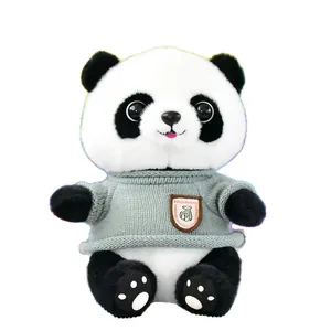 Schattige panda knuffel met een lichtblauwe gebreide trui voor cadeau en decoratie