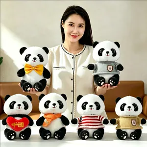 Verzameling panda knuffels met kleurrijke truien en sjaals getoond door een model