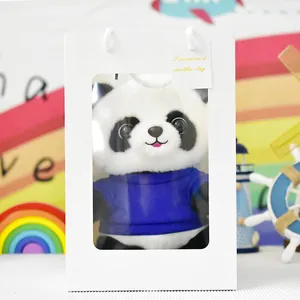 Schattige panda knuffel met een blauw shirt in een witte cadeauzak met venster