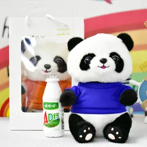 Schattige panda knuffel in blauw t-shirt met een cadeautas en een melkflesje.
