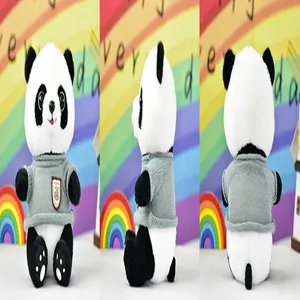 Driehoekaanzicht van een panda knuffel met een grijze gebreide trui