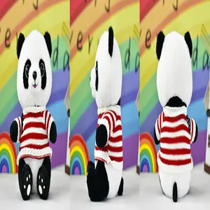 Panda knuffel detailweergave voor-, zij- en achterkant met rood gestreepte trui