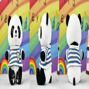 Compleet driezijdig zicht van een schattige panda knuffel met een blauw gestreept t-shirt