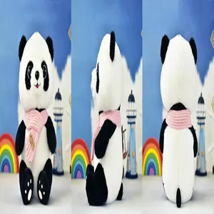 Schattige panda knuffel met roze sjaal, voor-, zij- en achterkant weergegeven.