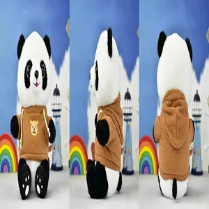 Driezijdige weergave van een panda-knuffelpop met een gezellige bruine hoodie en grafiek.