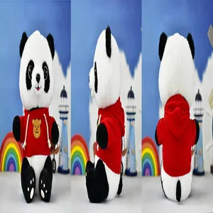 Gedetailleerd aanzicht van drie kanten van een panda knuffel met een rode hoodie aan