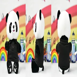 Gedetailleerd voor-, zij- en achteraanzicht van een schattige panda knuffel met een zwart poloshirt