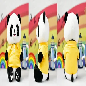 Professionele weergave in drie perspectieven van een pluche panda in een geel poloshirt van dichtbij.